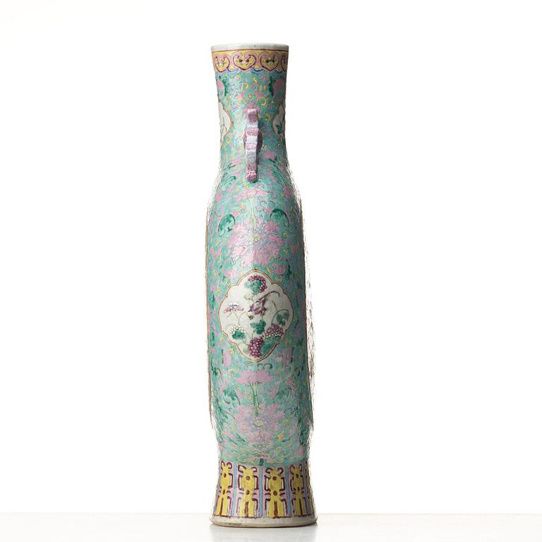 A large famille rose moon flask, late Qing dynasty, 19th Century.