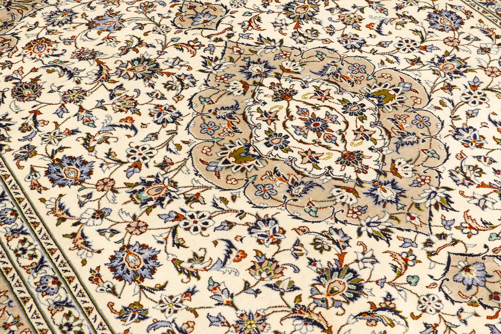 Matta, Keshan, ca 351 x 255 cm.