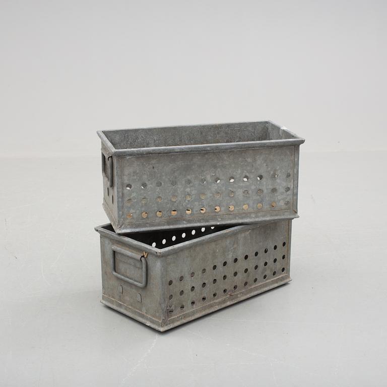 BLOMLÅDOR, ett par, zink, 2000-tal.