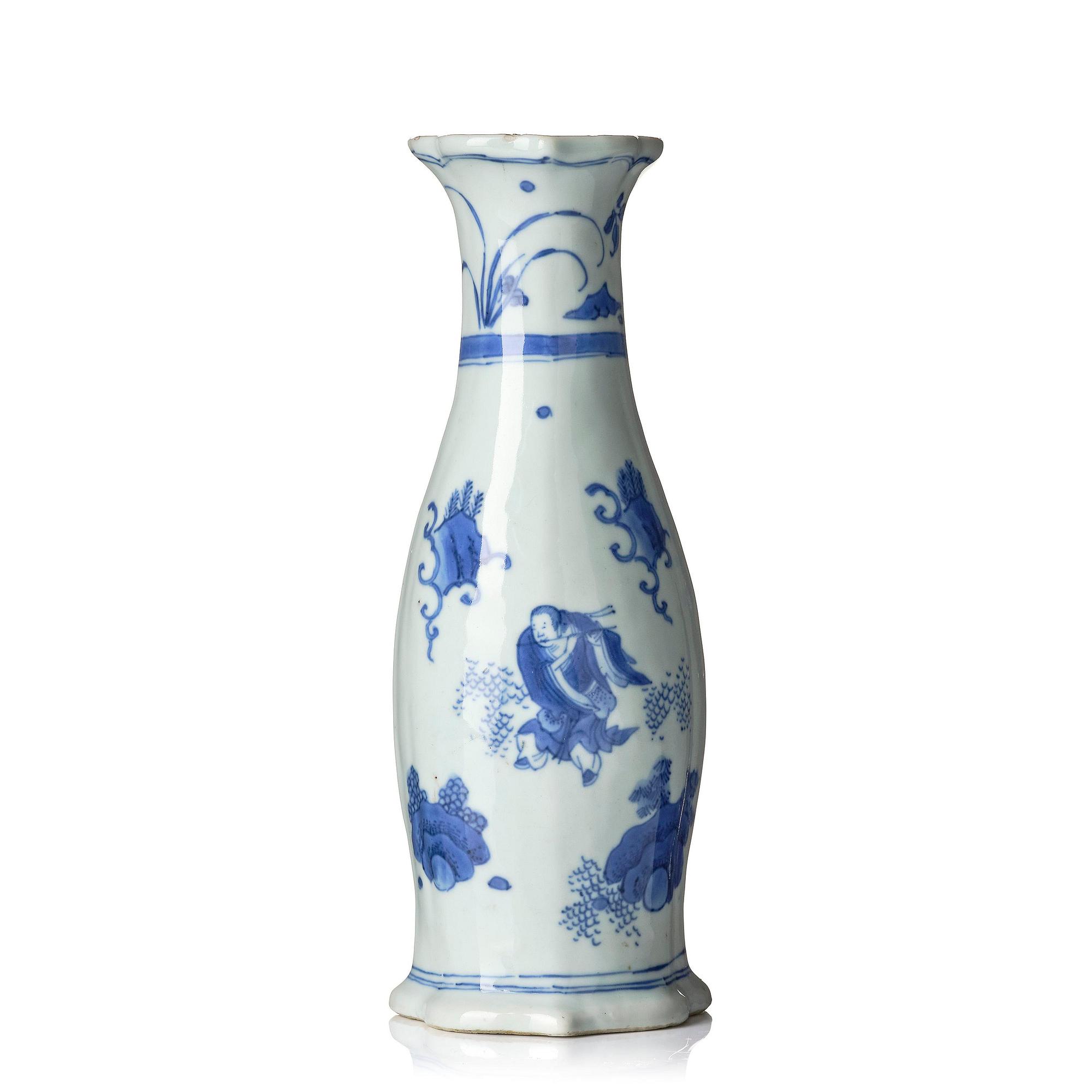 A blue and white pear shaped wall vase, Transition, 17th century.