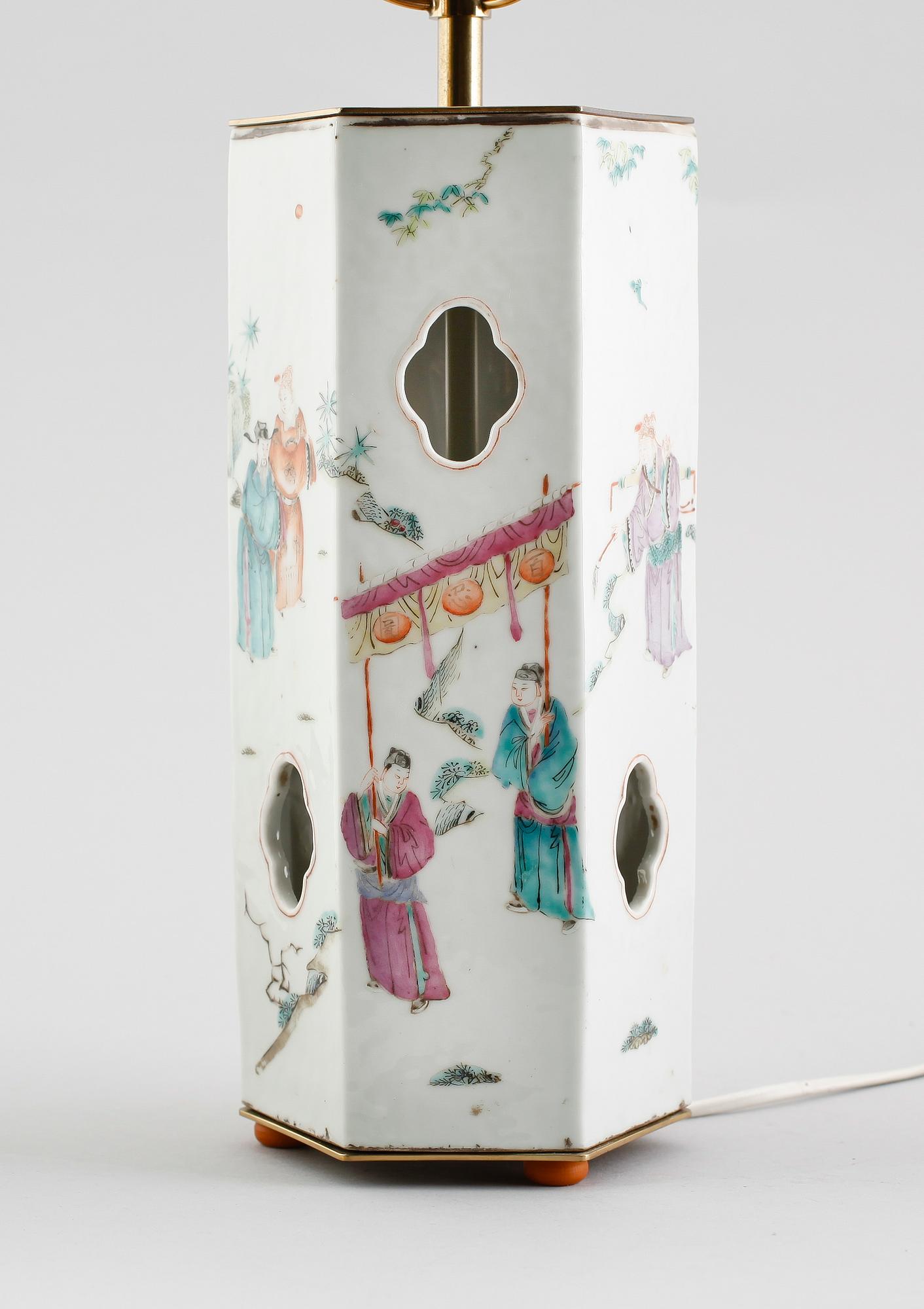 BORDSLAMPA, porslin, Kina, mässingsbeslag, märkt 2326 Svenskt Tenn.