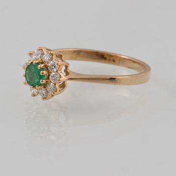 RING, 18K guld med fasettslipad smaragd samt 10 briljantslipade diamanter ca 0.10 ct,  importstämplad. Vikt 2,4 gram.