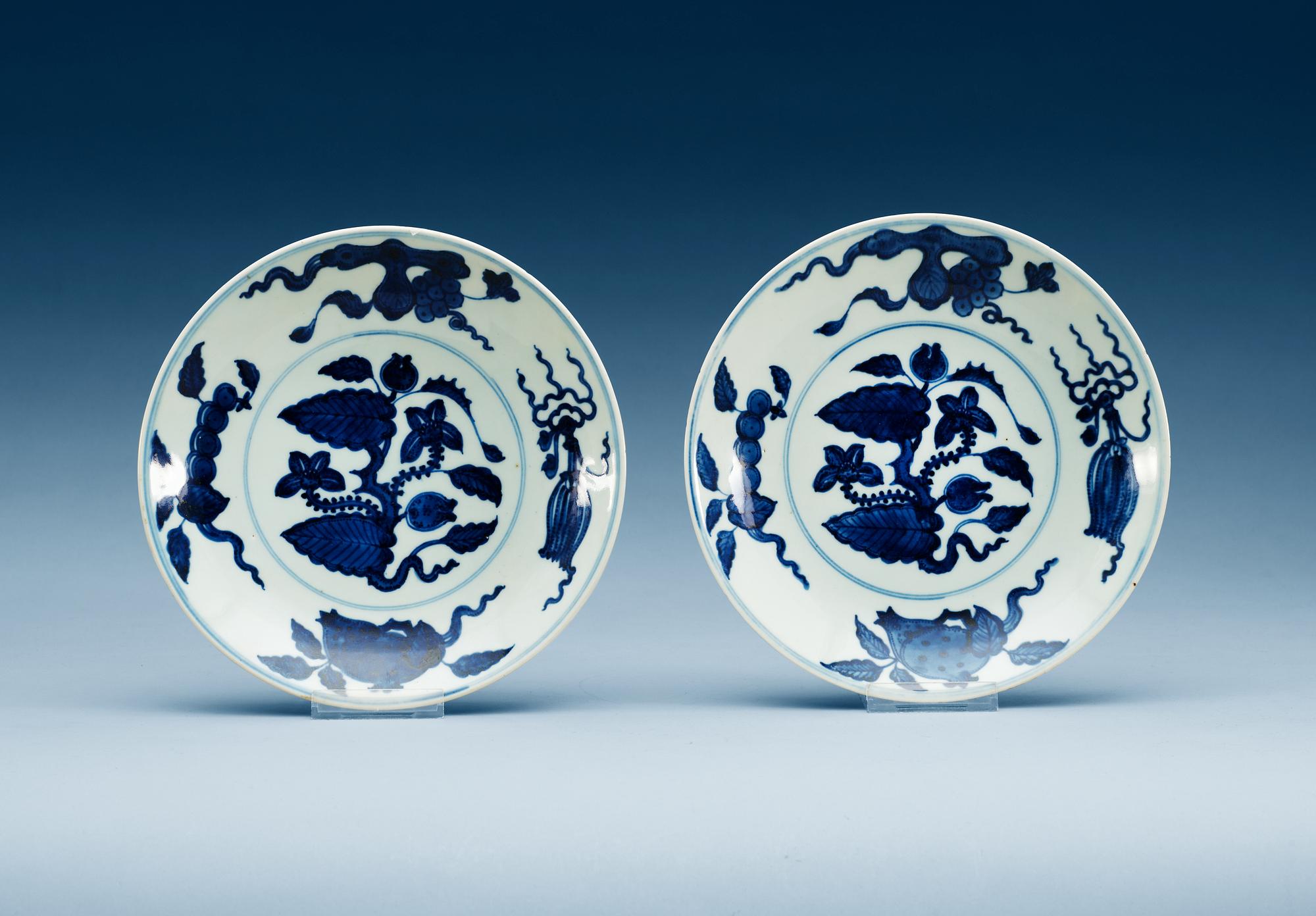 SKÅLFAT, ett par, porslin. Qing dynastin (1644-1912) med Xuandes sex karaktärers märke.