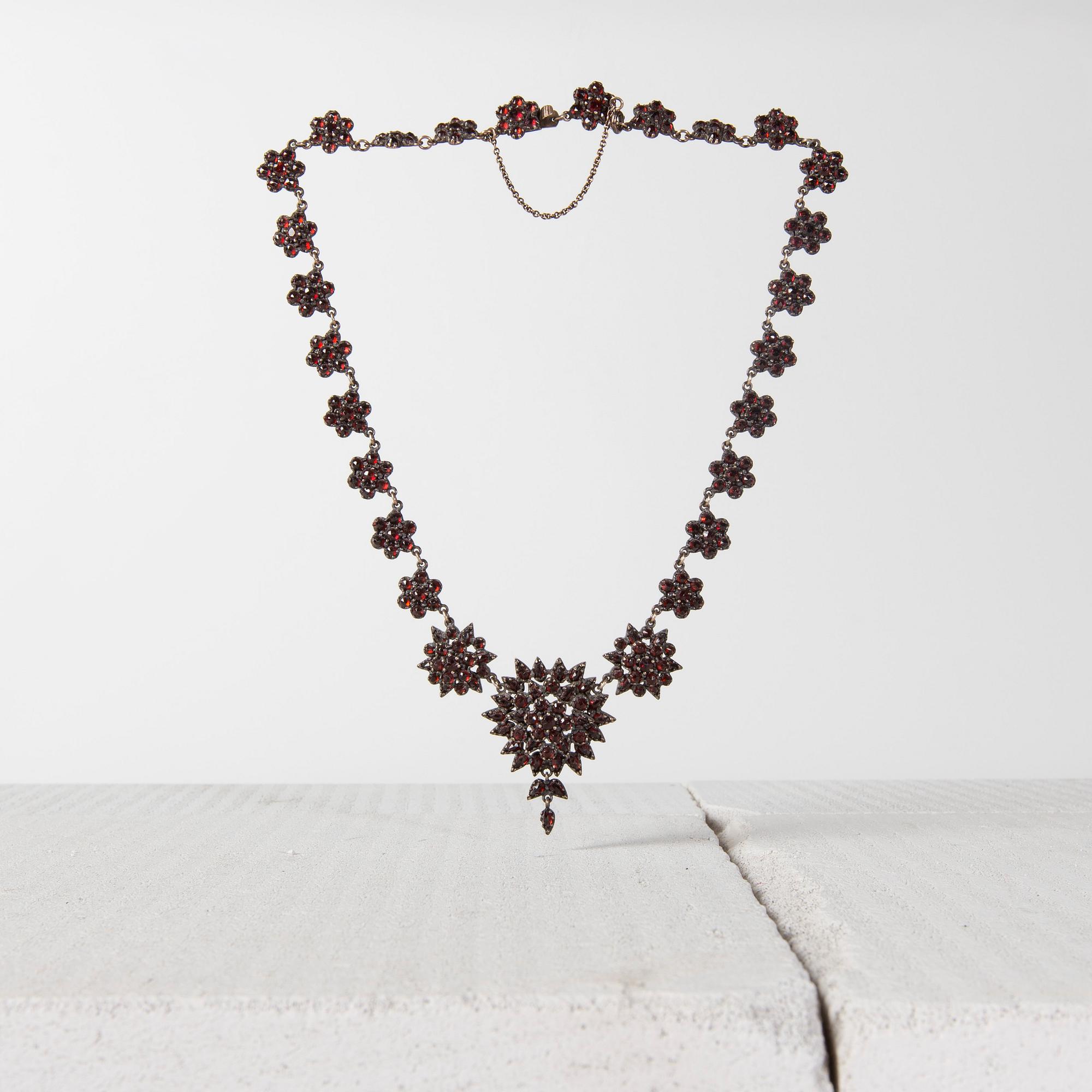 COLLIER, silver och granater, sent 1800-tal.