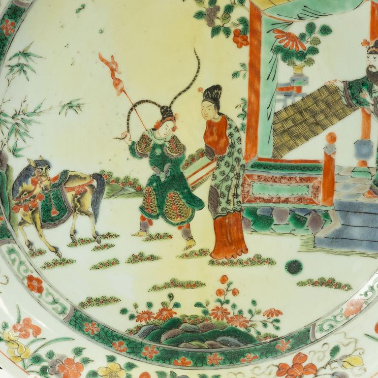 A large Chinese famille verte dish, Qing dynasty, Kangxi (1662-1722).