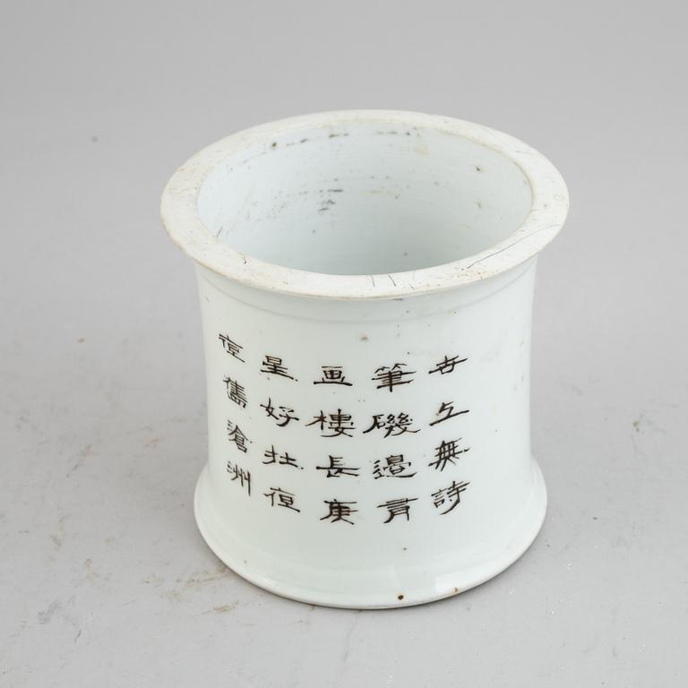A Chinese porcelain brush pot, 20th century.