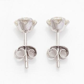 Korvakorut, 14K kultaa ja briljanttihiotut timantit.