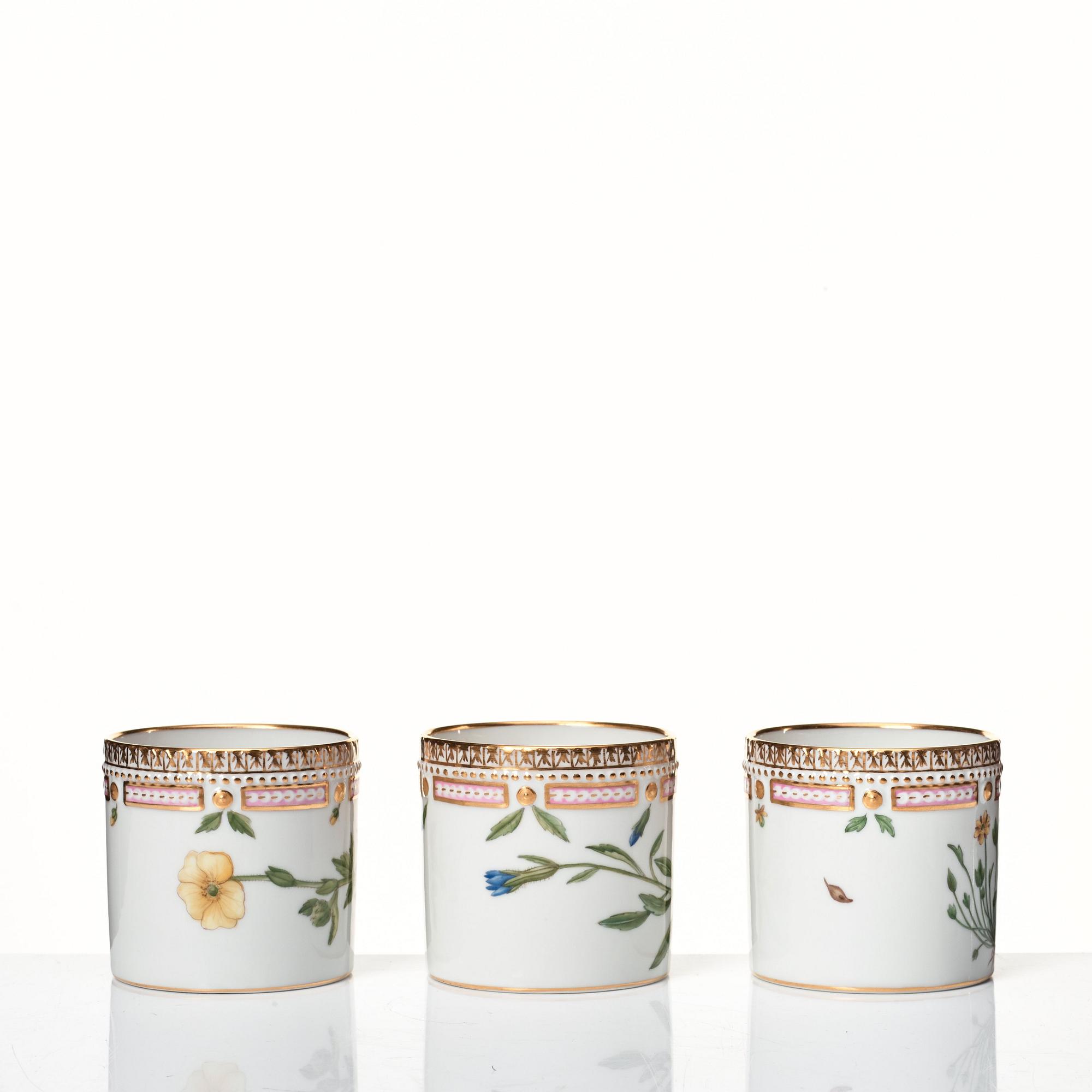 Koppar med fat, 12 stycken, porslin. Royal Copenhagen, "Flora Danica", Danmark, 1900-tal.