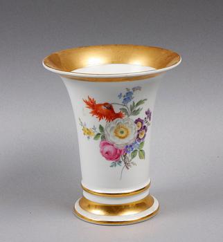 VAS, porslin, Meissen. 1900-tal.