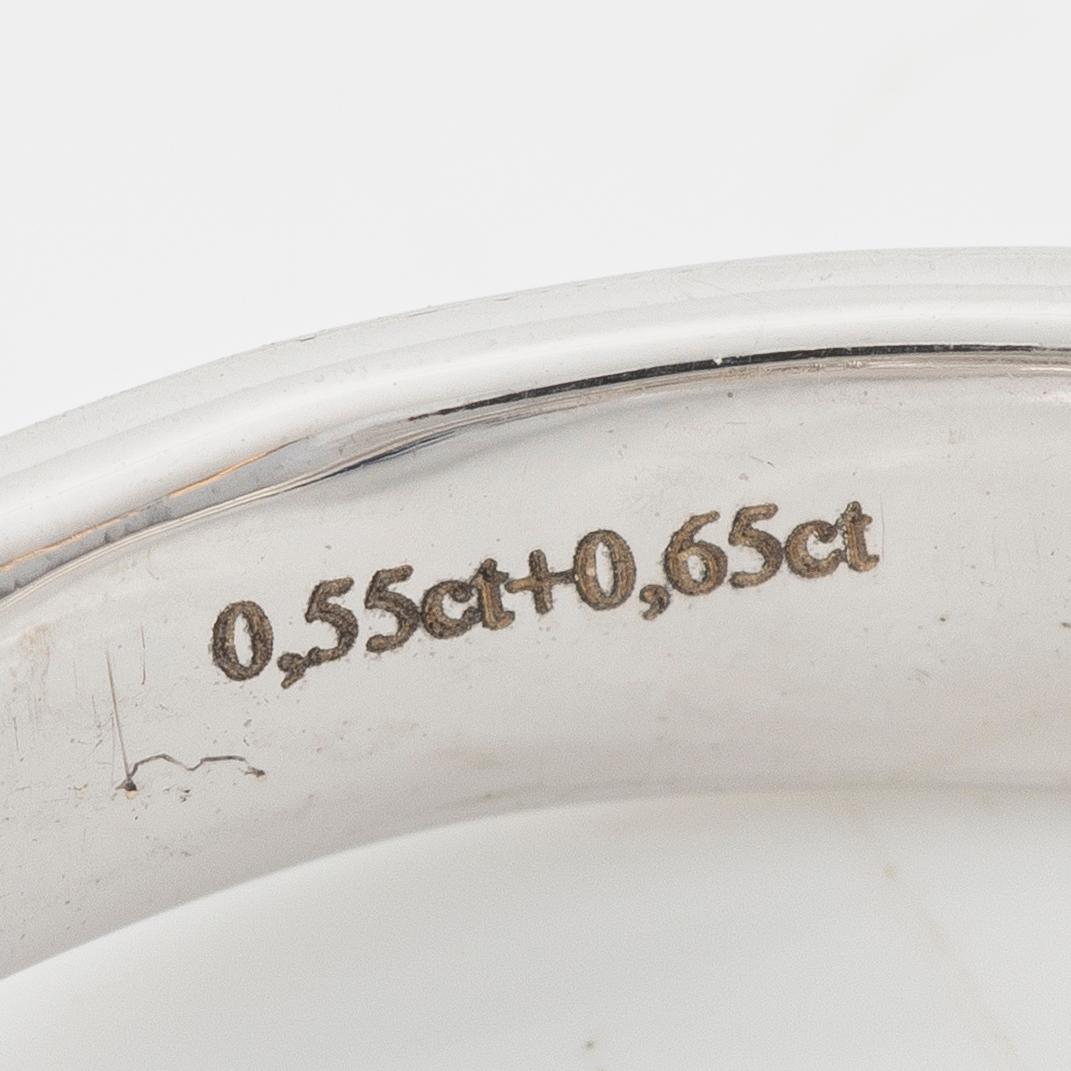 Ring 14K white gold set with round brilliant-cut diamonds.