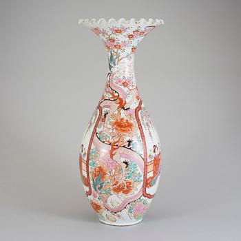 GOLVVAS. Porslin, Kina, 1900-talets början.