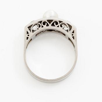 Ring 18K vitguld med en odlad pärla och gammalslipade diamanter.