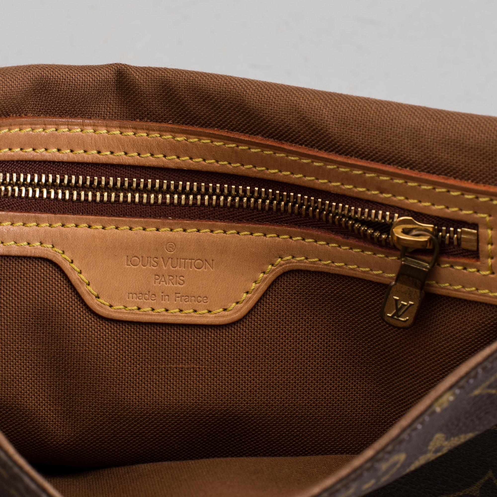 A Louis Vuitton "Mini Looping" handbag.