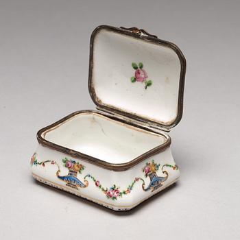 DOSOR, sex stycken, porslin och emalj. 18/1900-tal.