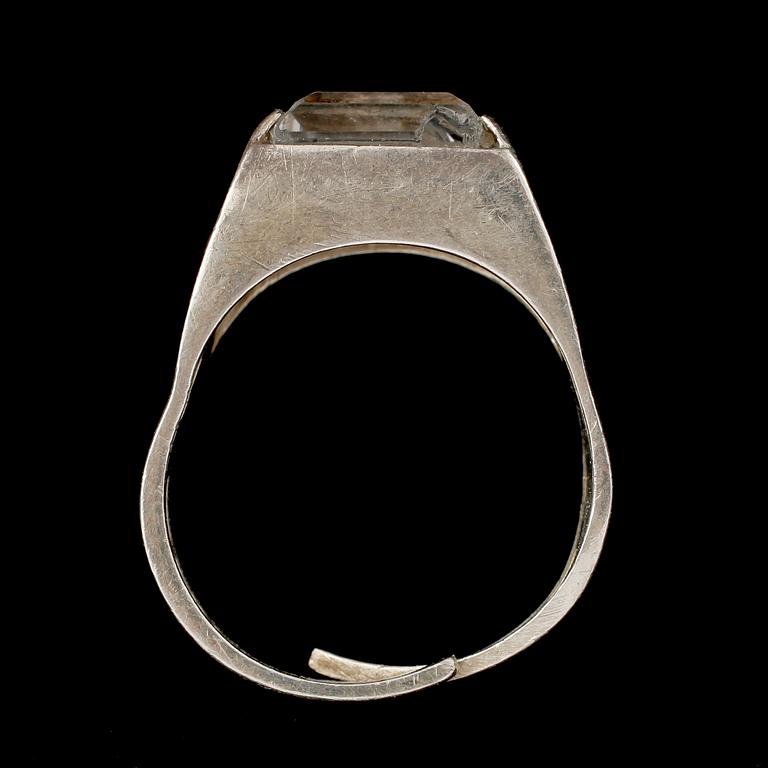 RINGAR, 2 st samt HÄNGE med KEDJA, silver, 1900-talets andra hälft. Total vikt 40 g.