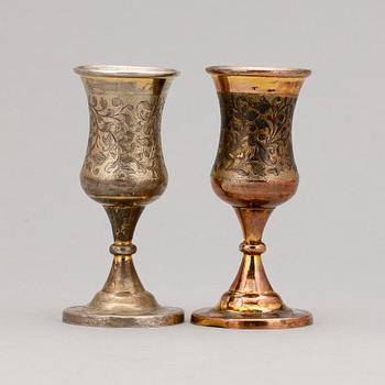 BRÄNNVINSKALKAR, ett par snarlika, silver, Moskva, troligen 1800-tal. Tot ca 129 gram.