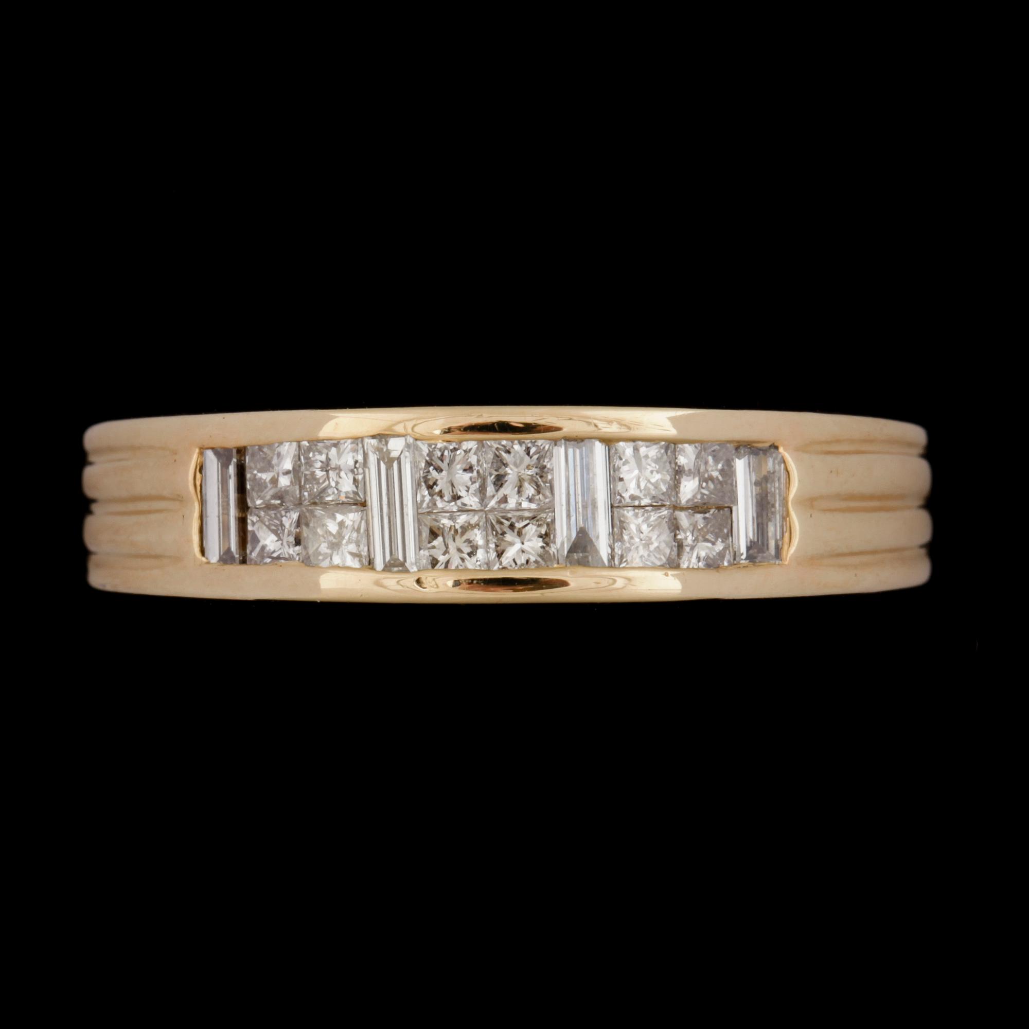 RING, 18k guld med baguett- och princesslipade diamanter tot ca1,25ct. Totalvikt 6,2g.