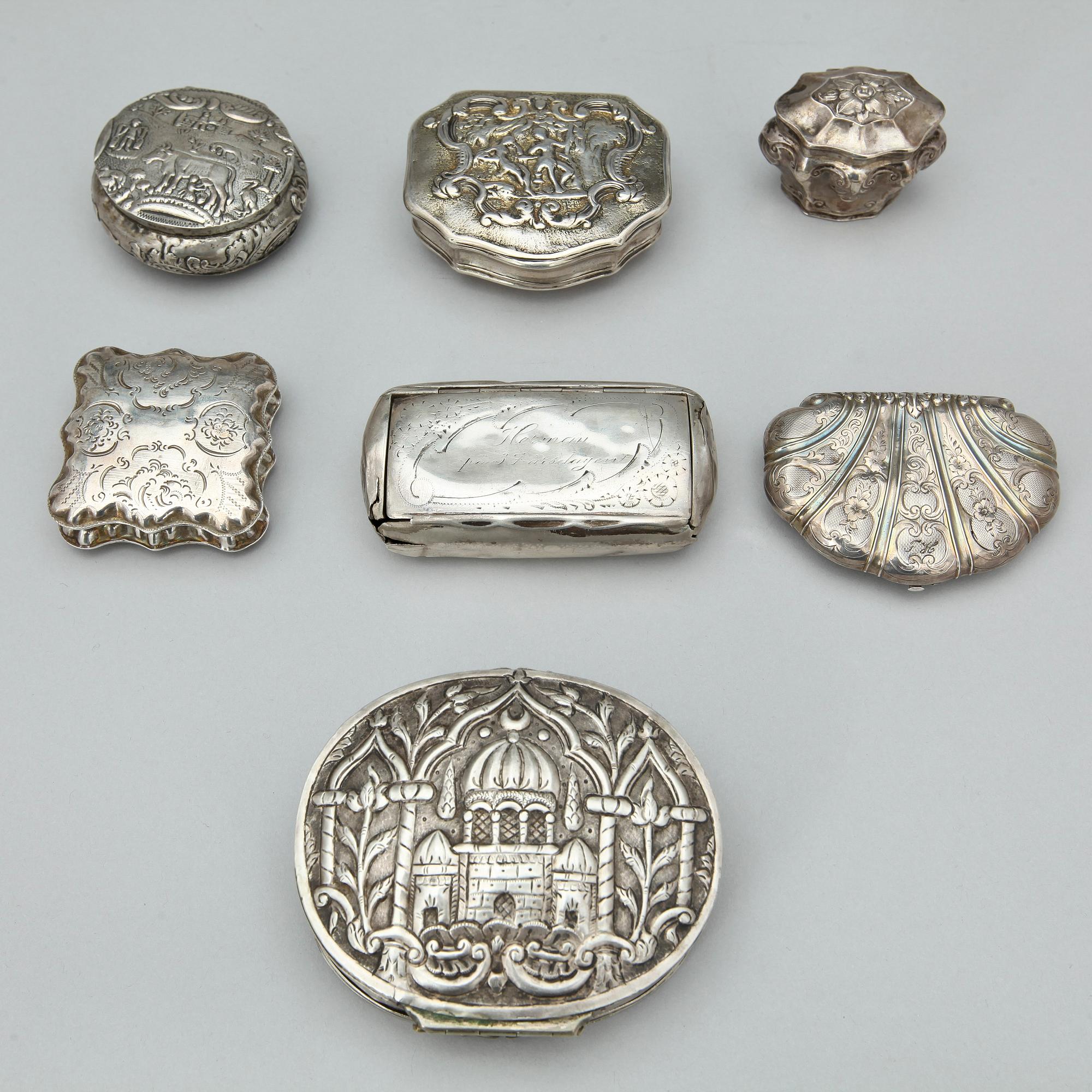 DOSOR, 7 st, silver (den minsta i underhaltigt silver), bland annat 1700-/1800-tal. Total vikt 404 g (inklusive spegel).
