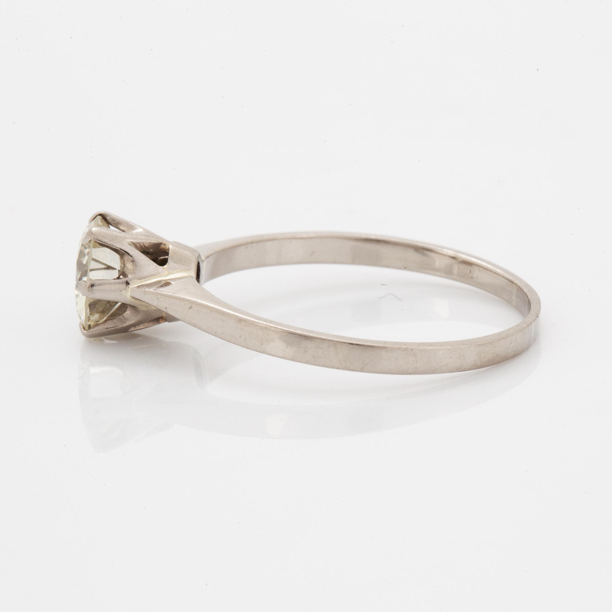 1,38 ct brilliant-cut diamond ring.