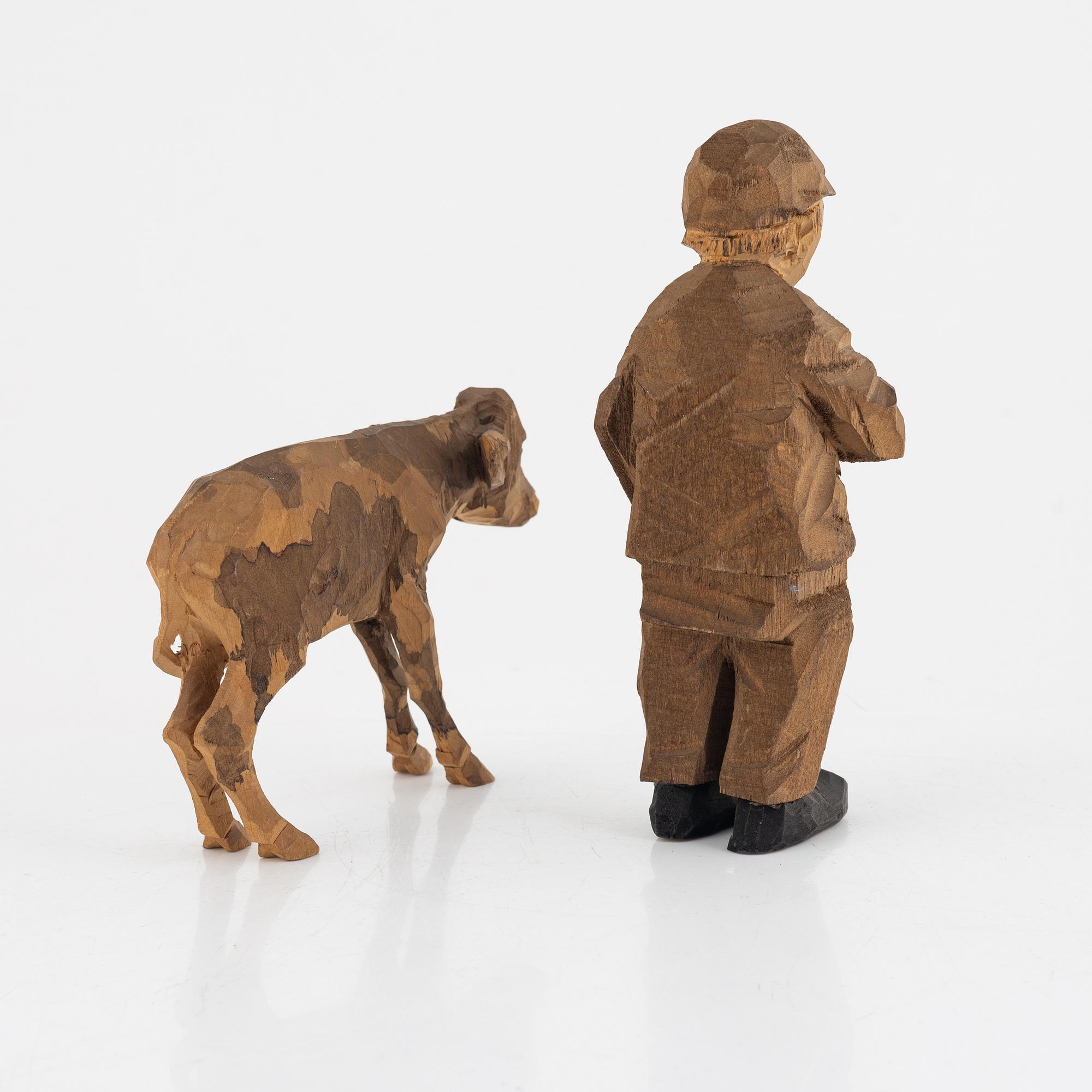 Axel Petersson Döderhultarn, skulptur, stämpelsignerad. Delvis bemålat trä, höjd 10-16,5 cm.