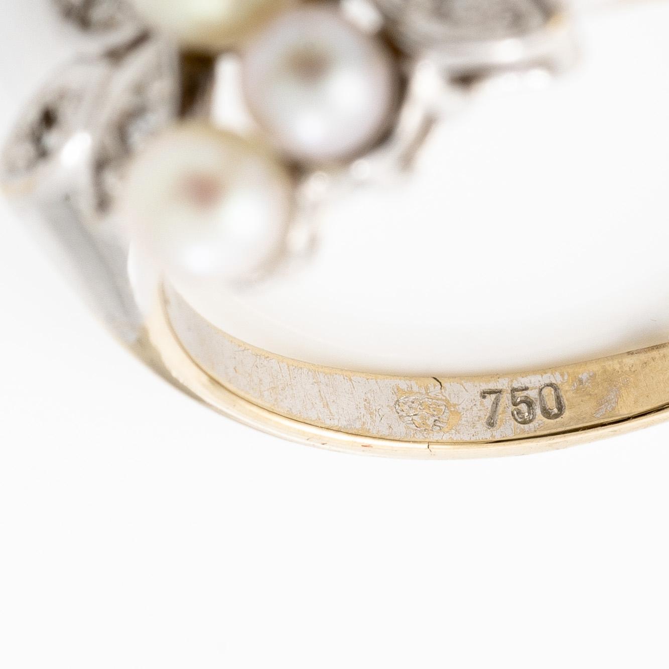 Ring 18K white gold with pearls and octagon-cut diamonds.