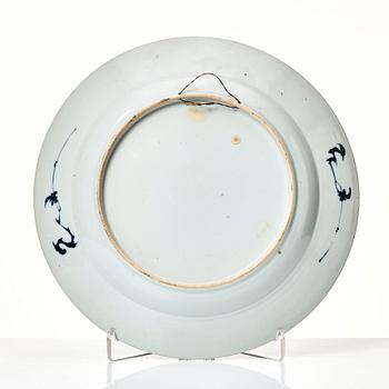 A blue and white dish and four plates, Qing dynasty, Kangxi (1662-1722).