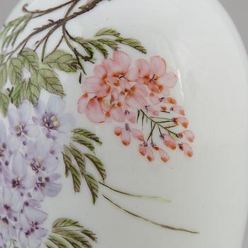 An Chinese eggshell porcelain vase, 1980/90s.