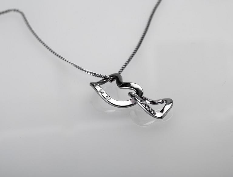 HÄNGE SAMT KEDJA, "Interlocking hearts", Regitze Overgaard för Georg Jensen, 18 k vitguld med diamanter. Vikt ca 7,5 g.