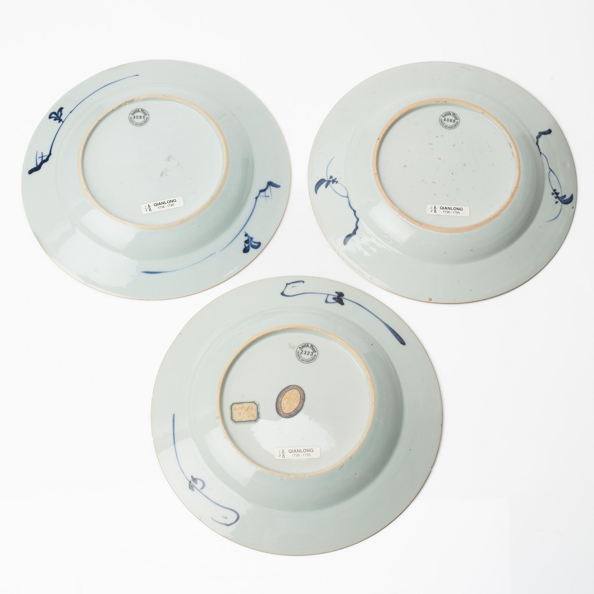 Tallrikar, sju stycken, porslin. Qingdynastin, 1700-tal.