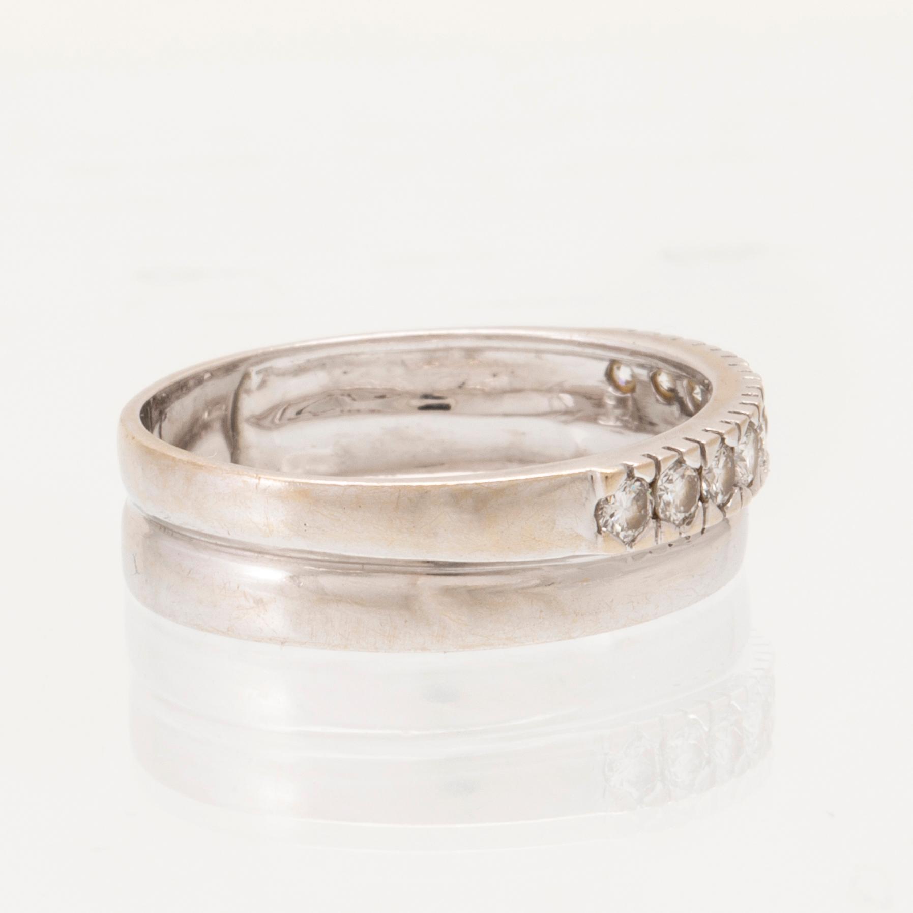 An 18K white gold ring set with round brilliant-cut diamonds.