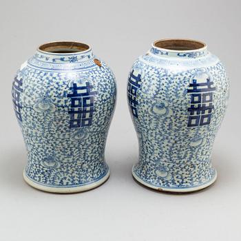 GOLVURNOR, två stycken, porslin. Kina, 1900-tal.