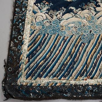 TEXTILIER, broderat siden. Qingdynastin samt tidigt 1900-tal.