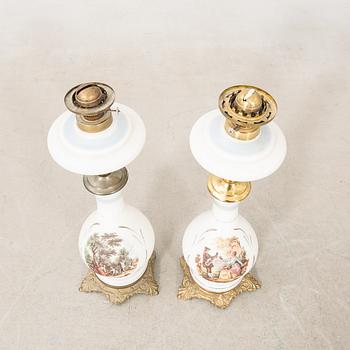 Bordsfotogenlampor ett par 1900-tal.