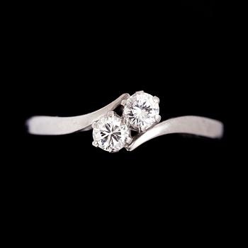 RING, 18k vitguld med två briljantslipade diamanter tot ca 0,29 ct. Göteborg 1963. Vikt 2,8 g.