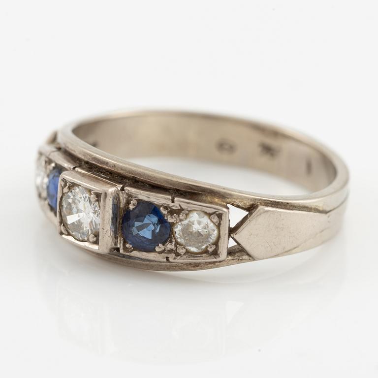 Ring 18K vitguld med safirer och briljantslipade diamanter.