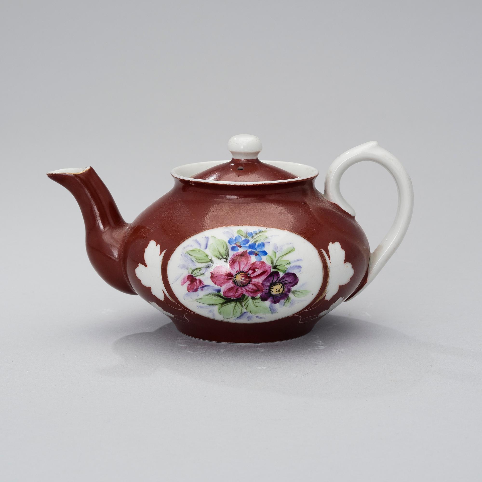 A 1920s porcelain teapot for Gardner, Sovjet Union.