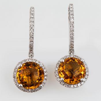 ÖRHÄNGEN, ett par, 14k vitguld, citrin ca 4,89ct, diamanter ca 0,42ct. Vikt ca 3,9g.
