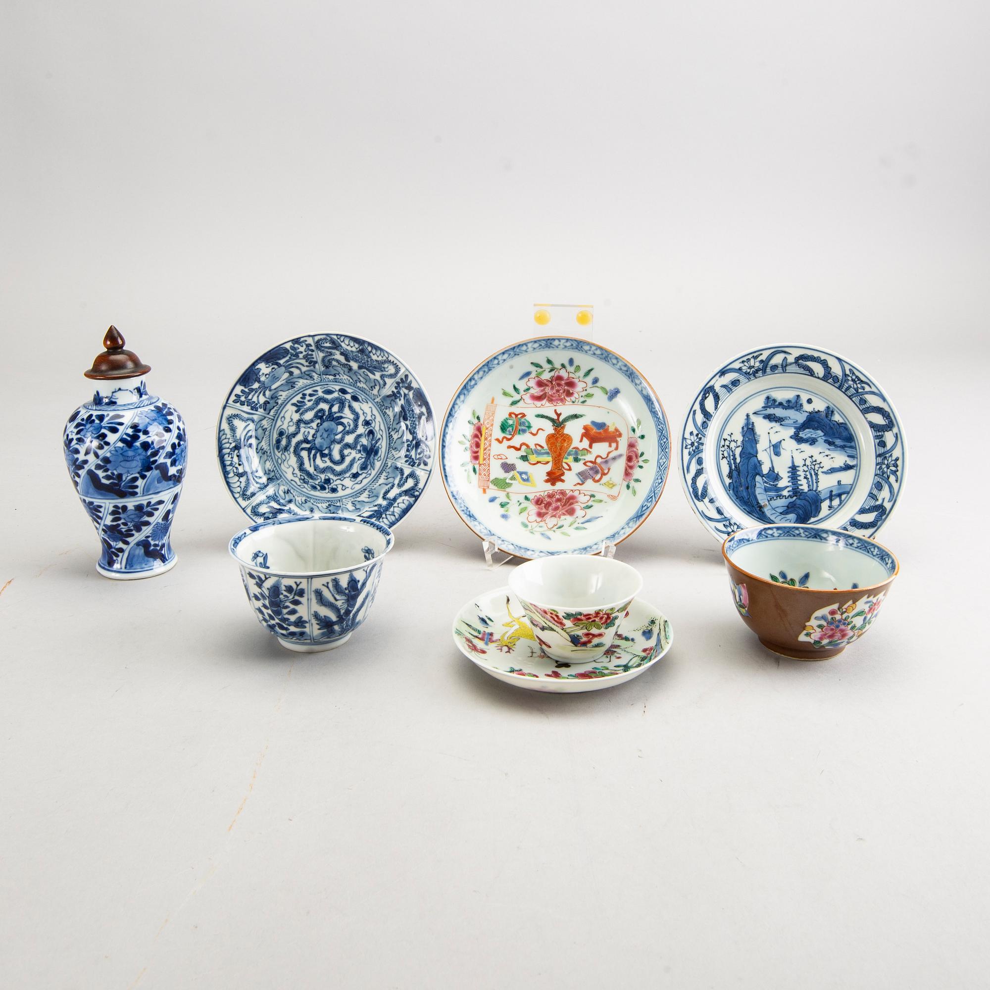 A set of three Chinese Kangxi/Kangxi-style and Qianlong cups, a saucers and a vase 18th/19th century porcelain.