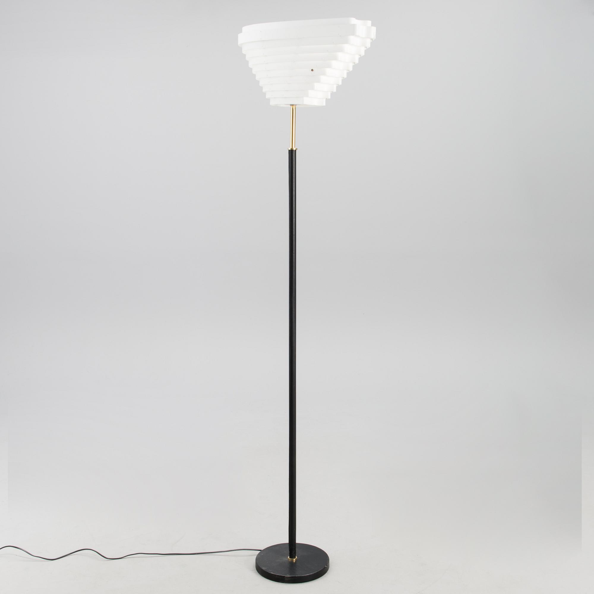 ALVAR AALTO, LATTIAVALAISIN, A 805, "Enkelinsiipi". Valaisinpaja Oy.