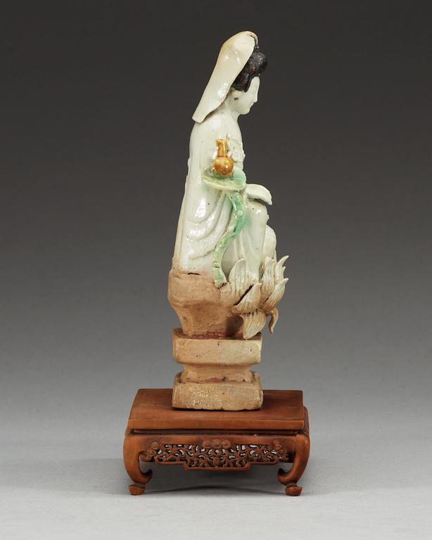 A famille verte figure of Guanyin, Qing dynasty, Kangxi (1662-1722).