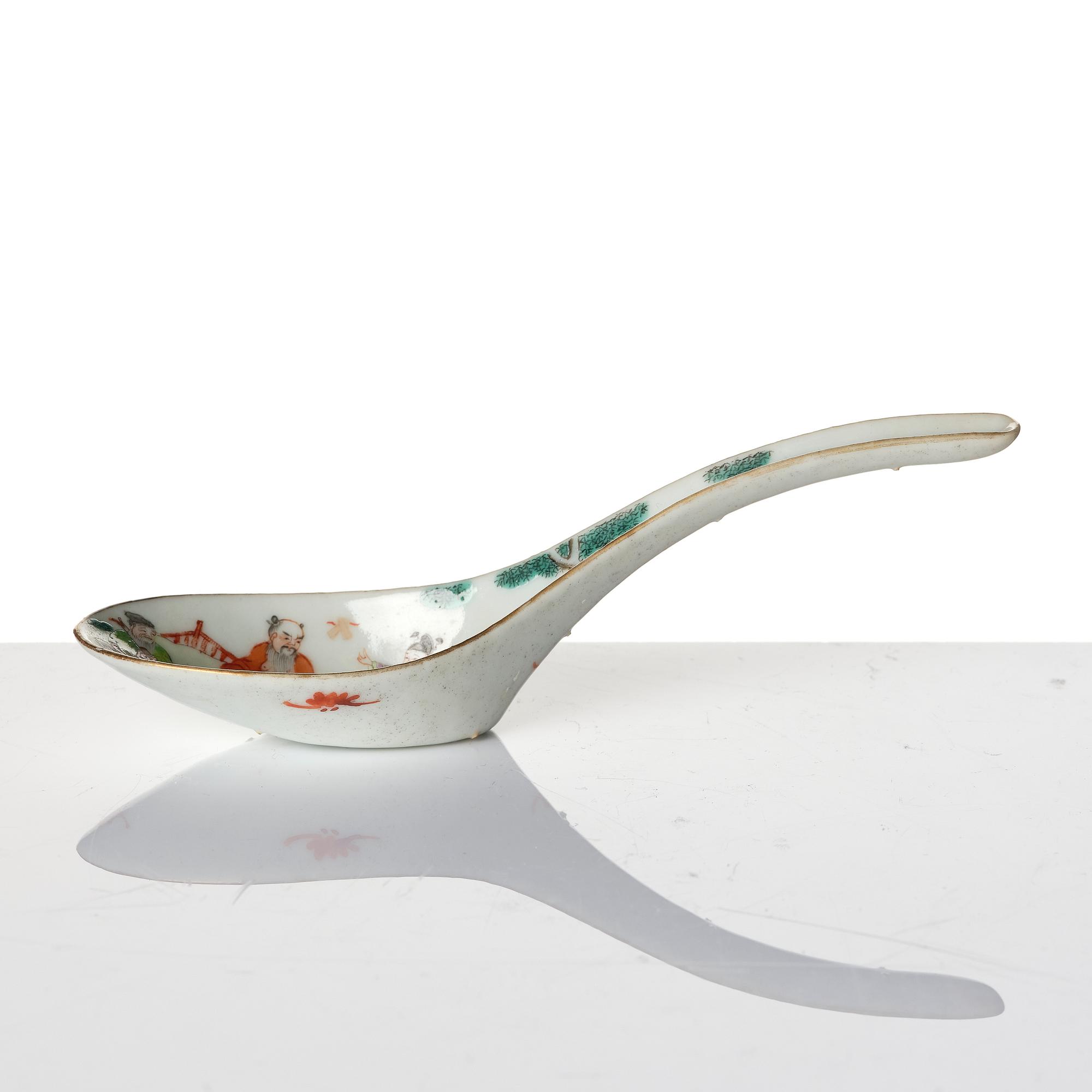 A Chinese porcelain dish and a spoon, late Qing dynasty / around 1900.