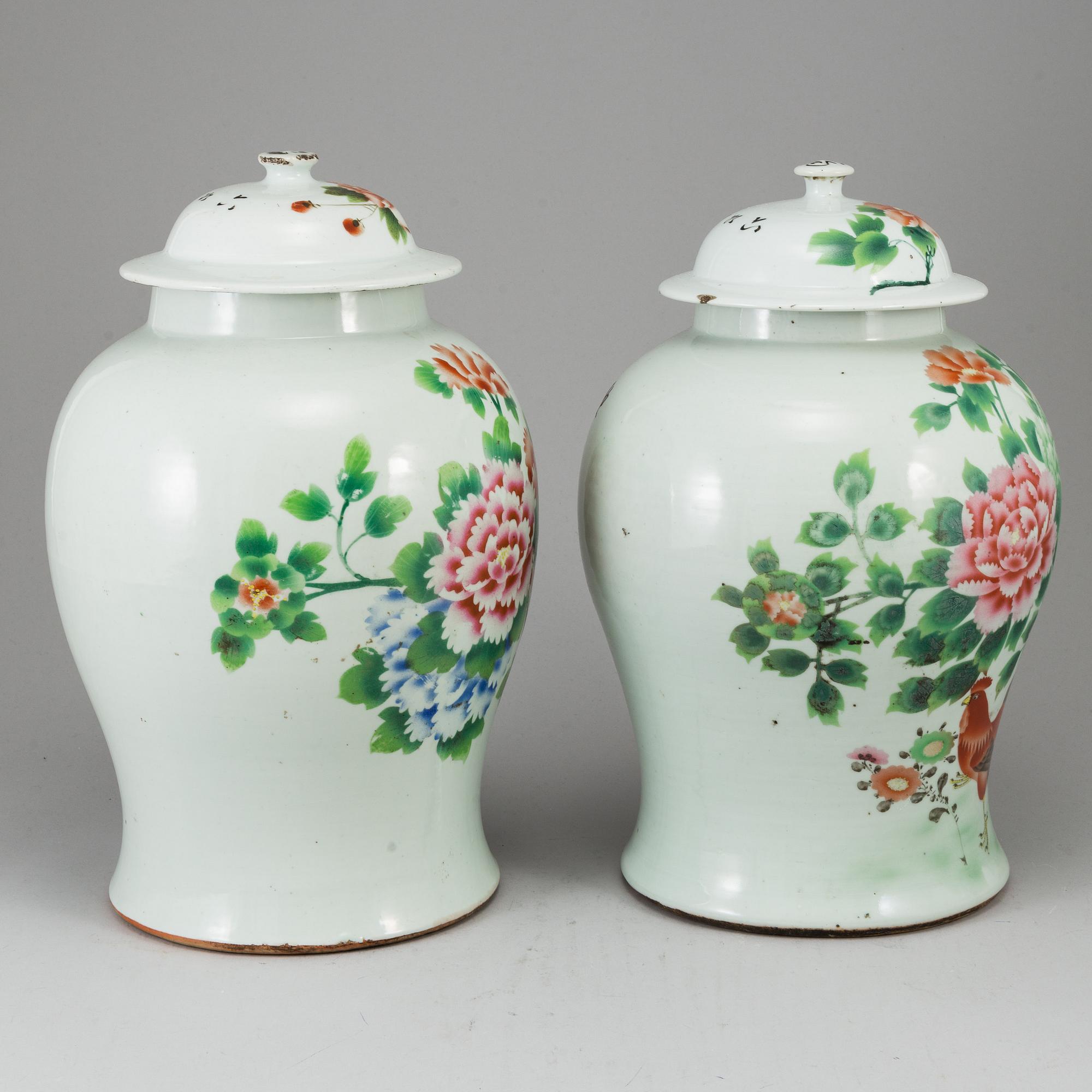 A pair of Chinese famille rose vases with covers, 20th century.