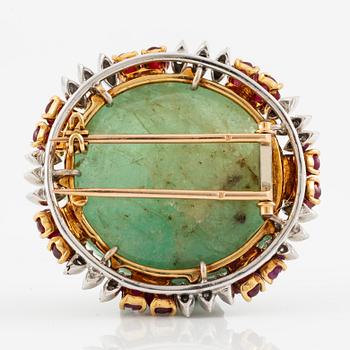 Brosch med stor cabochonslipad smaragd samt skurna rubiner och åttkantslipade diamanter.
