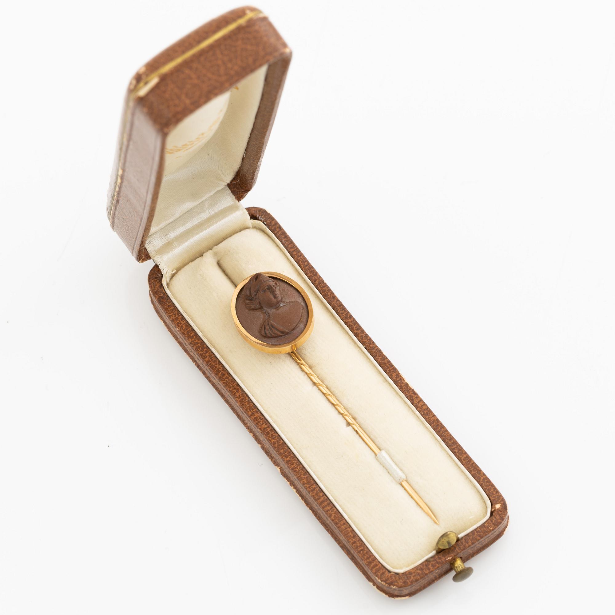 N L Dahlström & Co, kråsnål, 18K guld och lavasten camé, Örebro (verksamma 1913-1945).