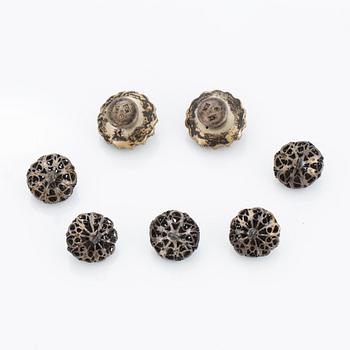 Silverknappar, med filigranarbete.