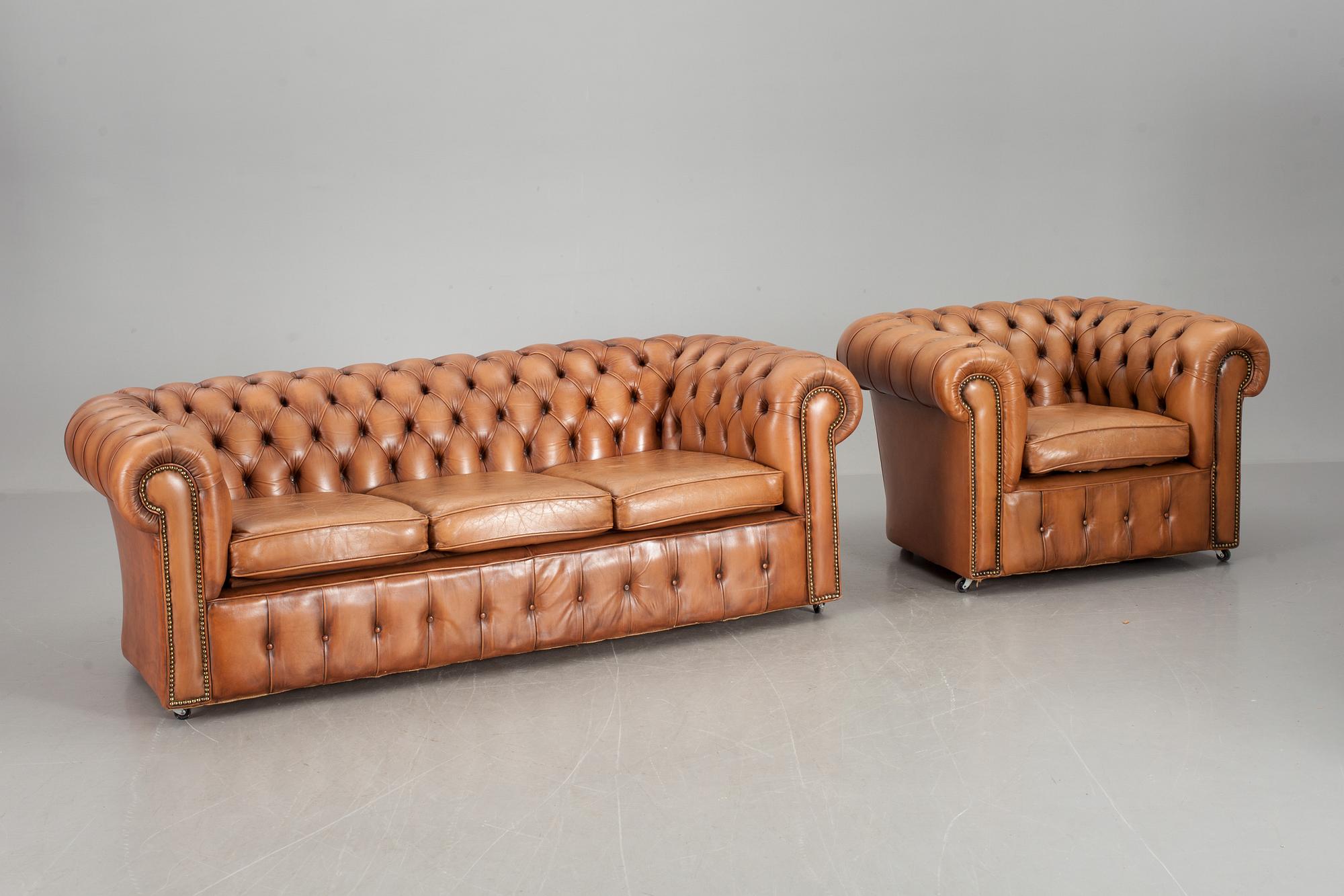 SOFFA och FÅTÖLJ, chesterfieldmodell, 1900-talets andra hälft.