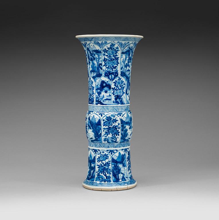 A large blue and white vase, Qing dynasty, Kangxi (1662-1722).