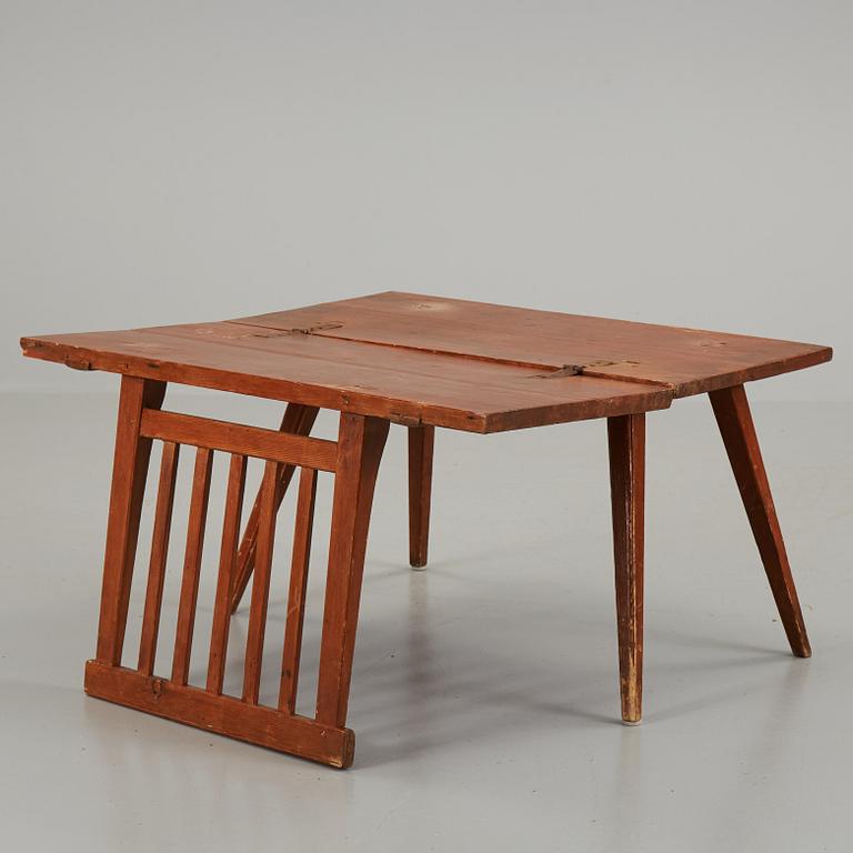 A provincial pine table/chair, 19th Century.