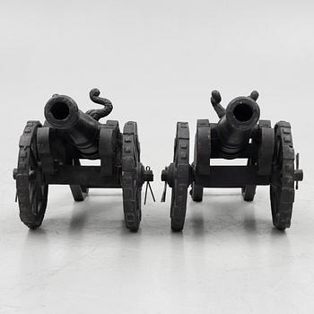 A pair of cast-iron modell canons, 20th century.