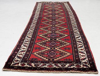 Gallerimatta, nordvästperisk, ca 395 x 98 cm.